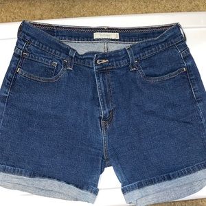 LEVI DENIUM 515 SHORTS...SIZE 14